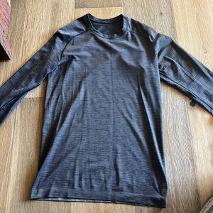 Mens XS long sleeve Lululemon shirt